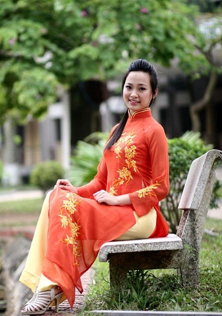 Á khôi Imiss Diệu Linh cũng là Hoa khôi của trường Đại học Nông nghiệp 2011. Hiện Linh là sinh viên năm cuối của khoa Kinh tế và Phát triển Nông thôn, ĐH Nông nghiệp Hà Nội.